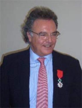 Alain Afflelou décoré de la Légion d’Honneur par le Ministre Renaud Dutreil