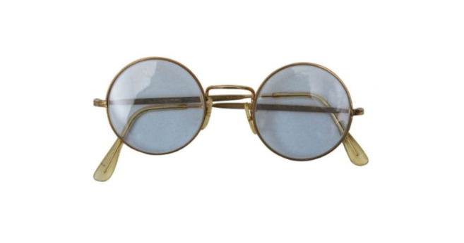 Une paire de lunettes de John Lennon adjugée à 10 fois le montant de sa mise à prix lors d'une vente aux enchères